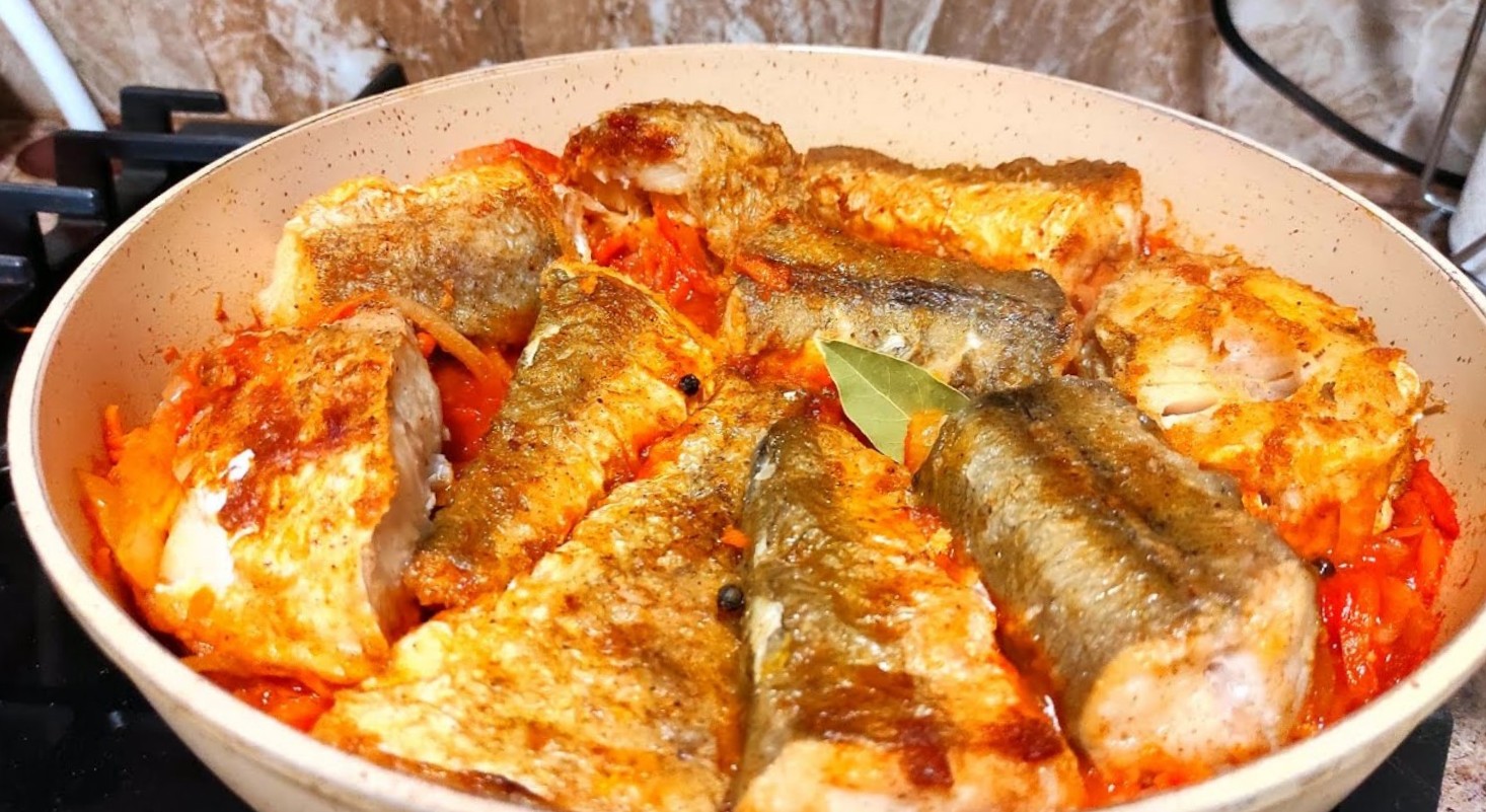 «Бакалярос сивраси»- хек с овощами (Μπακαλιάρος σύβραση) | Греческая Кухня