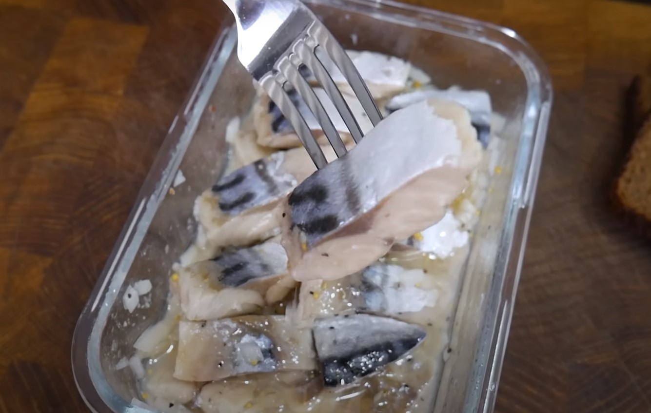 Рецепт маринованной скумбрии в домашних условиях кусочками с луком