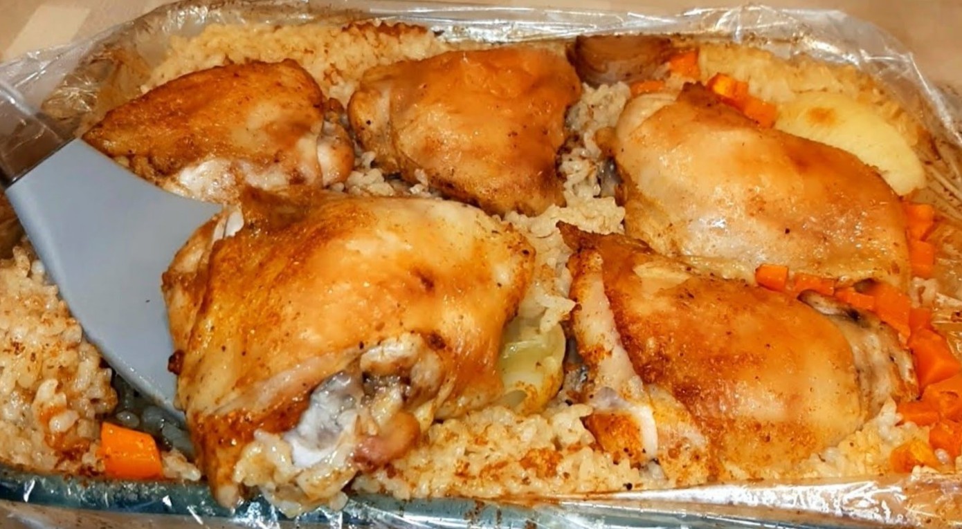 Курица с рисом и овощами в рукаве. Курица с рисом в духовке в рукаве. Сочная курица в духовке с рисом. Курица в рукаве с рисом и овощами. Дзен курица с рисом в духовке.