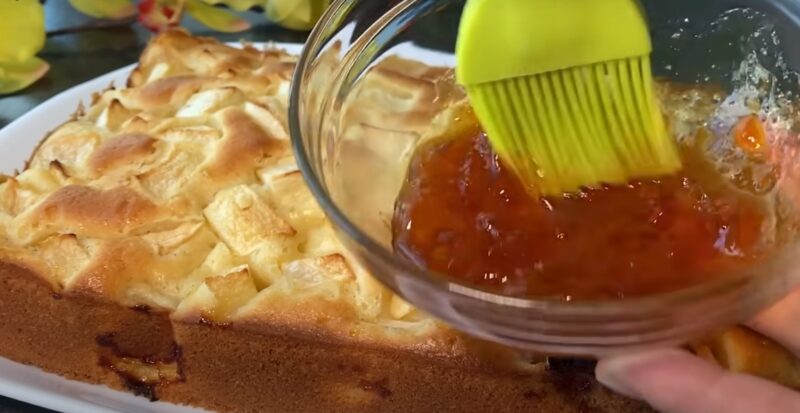 Этот яблочный пирог просто тает во рту! А готовится легко: тесто замешивается через 5 минут!