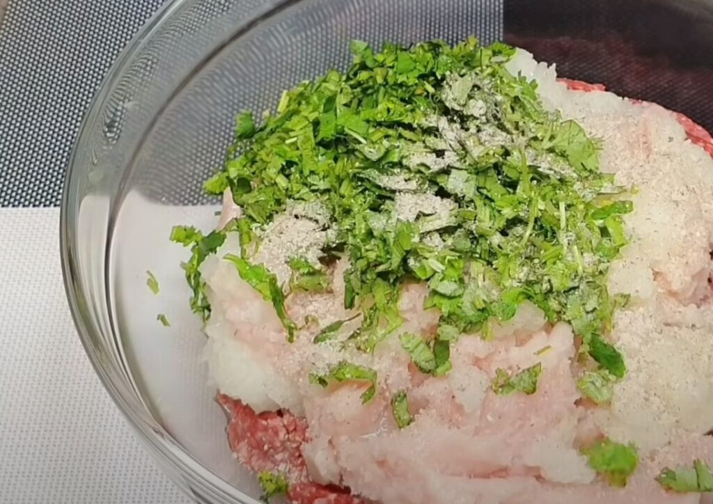 Фарш куриный сколько соли. Котлеты пропорции. Сколько нужно соли на 1 кг фарша. Соли на 1 кг фарша. Фарш куриный сколько соли.