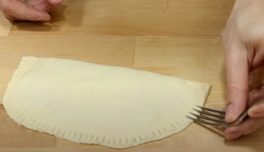 Сок в стакане вытекает. Яблочный сок в стакане. Брызги в блендер. Персик сок брызги. Сок вытечет.