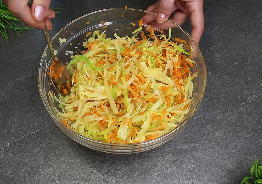 как порезать морковь соломкой для корейского салата. плесневая варёная морковь. гарнир из моркови. картофель в духовке с морковью по корейски. морковь с солью перцем.