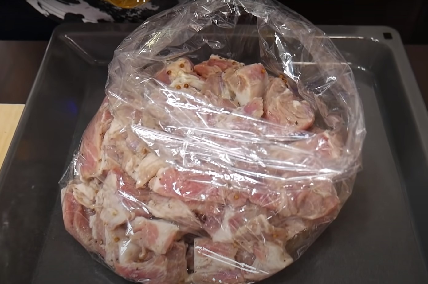 Сколько по времени запекать свинину в духовке. Соли на 1 кг мяса. Температура запекания свинины в духовке. Буженина. Сколько запекать в духовке 1 кг свинины.