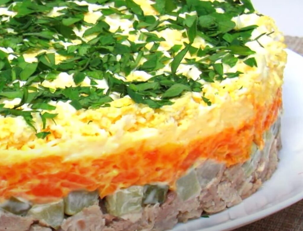 Слоёный салат с селёдкой, картофелем, плавленым сыром и солёными огурцами