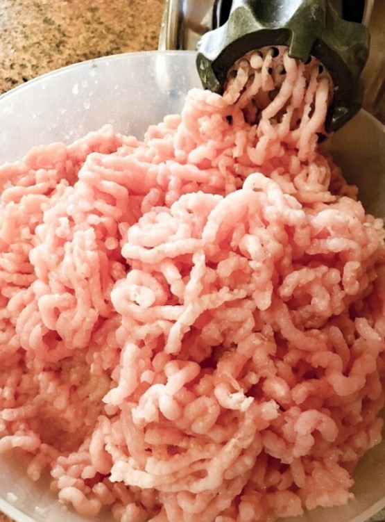 Фарш для котлет. Фарш с луком. Нужно ли добавлять лук в фарш. Фарш для котлет. Фарш мясной с луком.