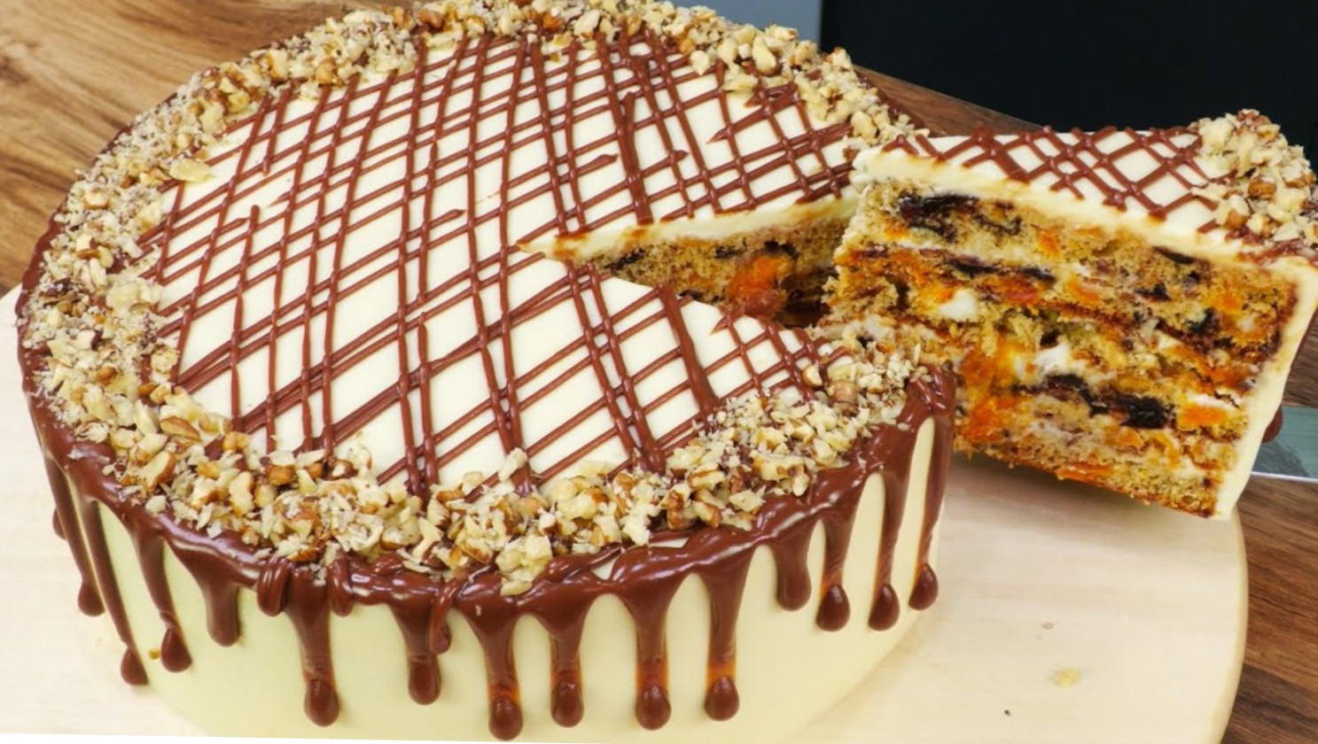Бисквитный торт с черносливом и орехами — рецепты | Дзен