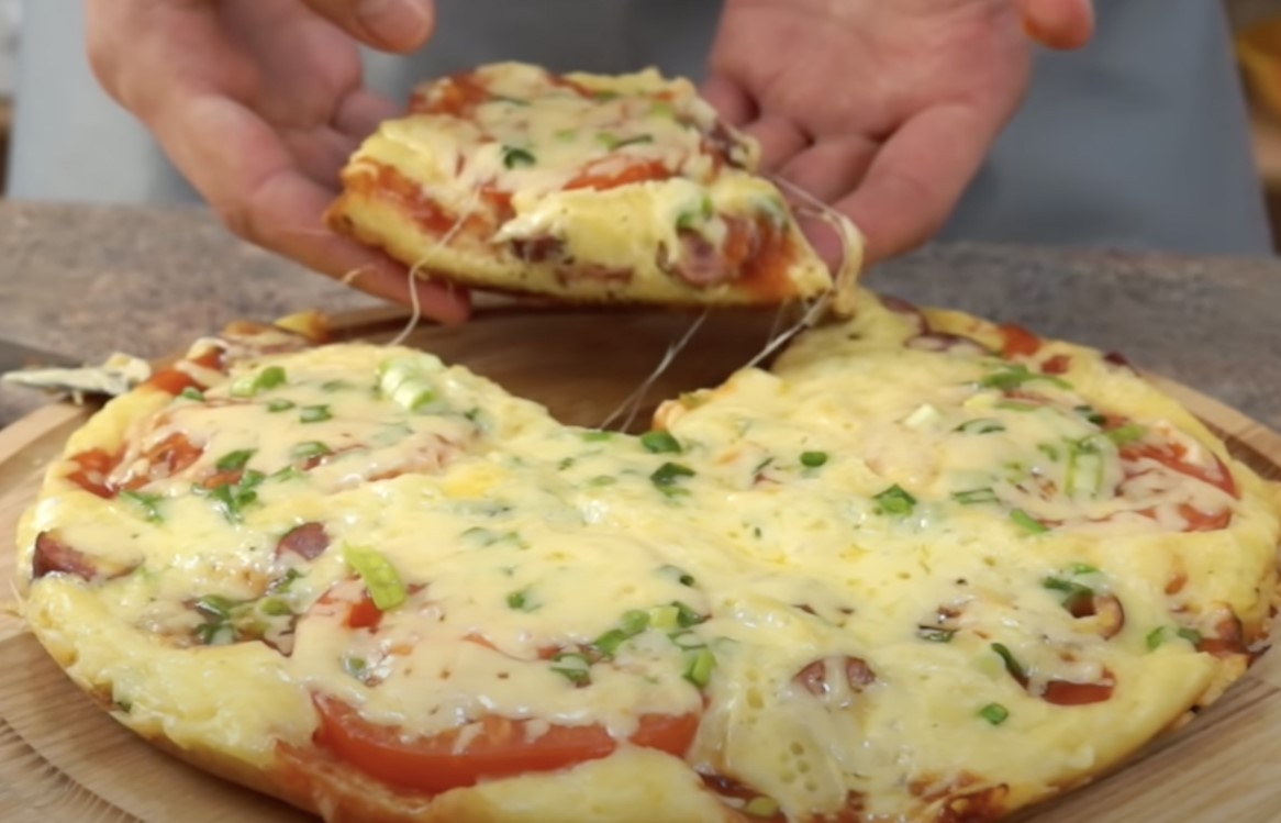 Пицца на сковороде с майонезом. Пицца на сковороде с майонезом. Пицца на сковороде за 15 минут. Ленивая пицца на сковороде фото. 15 минут пицца на сковороде.