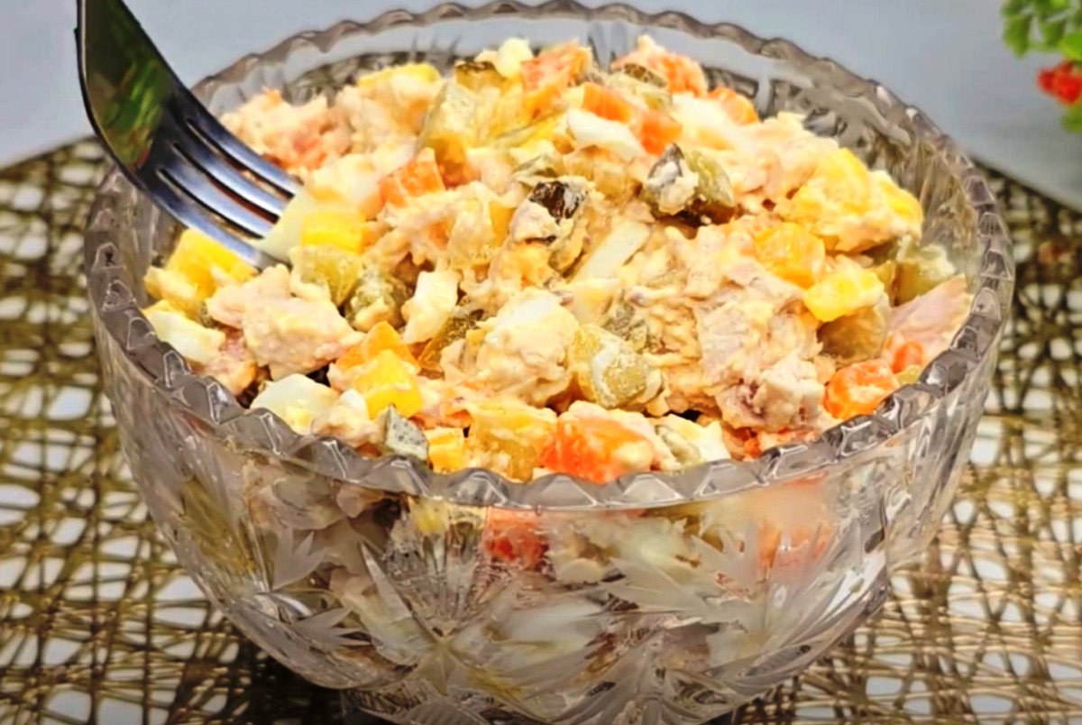 Слоеные салаты: простые и вкусные рецепты приготовления салатов слоями с фото – эталон62.рф