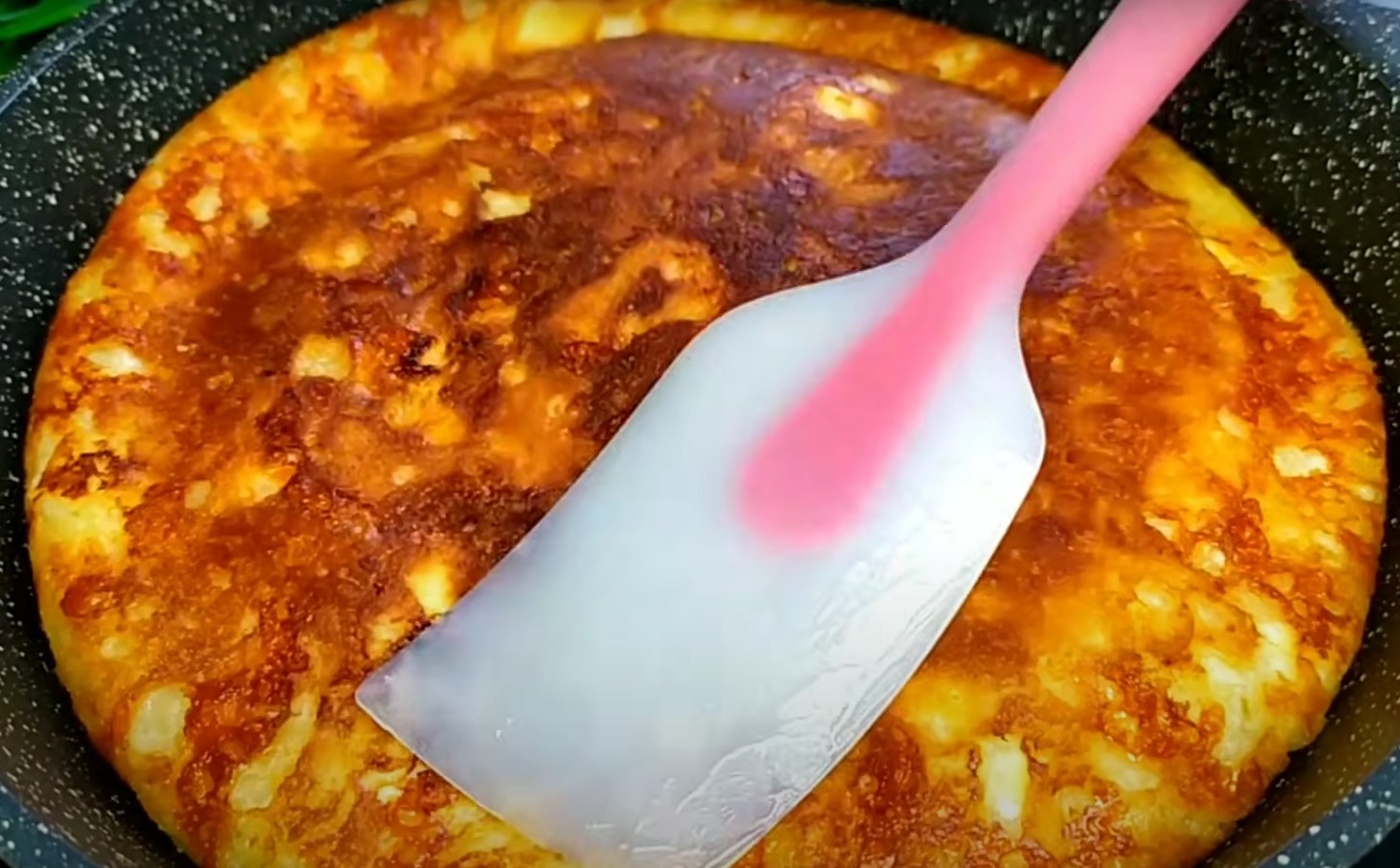 Ленивый хачапури с сыром на молоке на сковороде