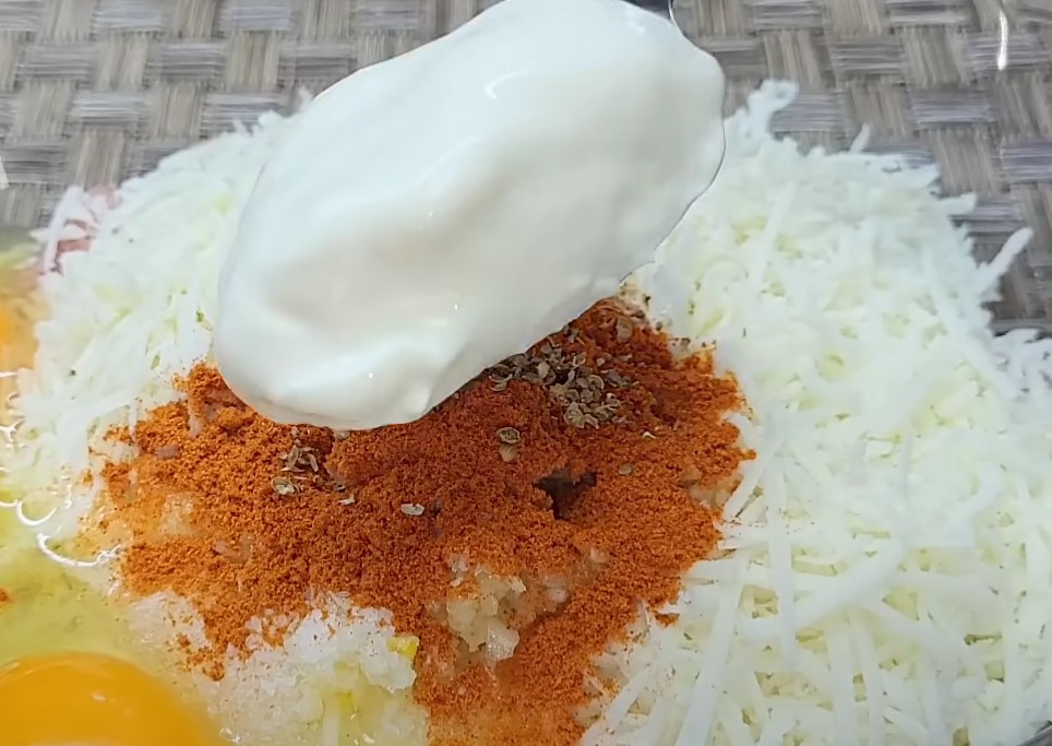 Добавить сметану в фарш для котлет. Автомат режет фарш для котлет. Добавить сметану в фарш для котлет. Фарш с яйцом. Подлив для котлет с мукой.