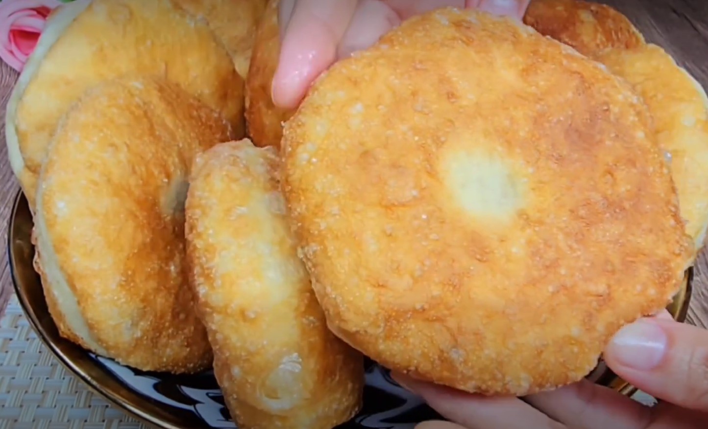 женщина сидит на чемодане. мечты о счастье. будто придать.