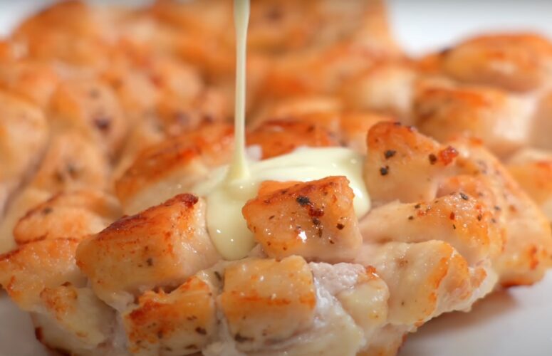 Нежное и сочное куриное филе с сырным соусом.