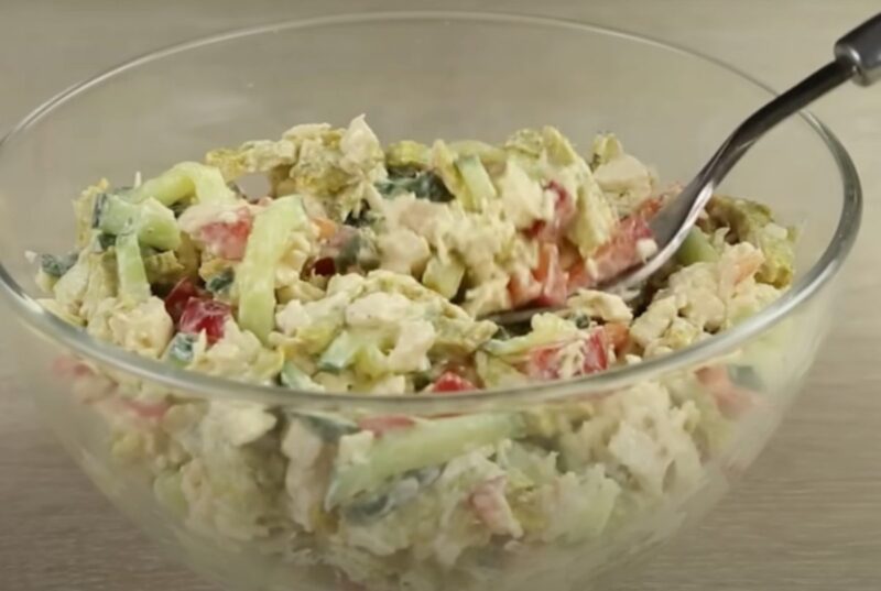 Необычайно вкусный салат: 10 минут и готово. Рецепт из простых продуктов