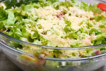 Праздничный салат Красотка с пекинской капустой, копченой курицей и зернами граната — рецепт Виктора Ерофеева