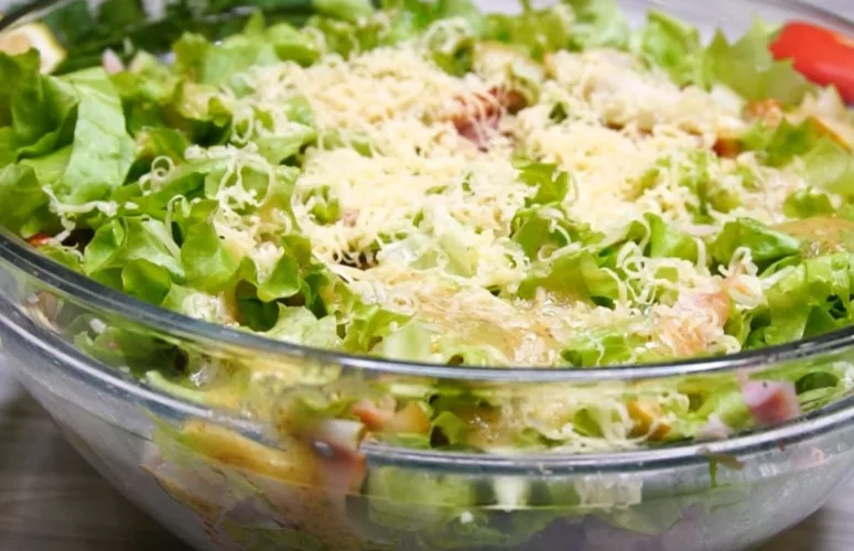 Праздничный салат Красотка с пекинской капустой, копченой курицей и зернами граната — рецепт Виктора Ерофеева