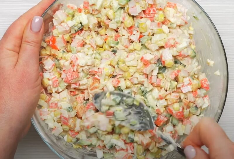 Крабовый салат "Классический". Как приготовить его правильно и вкусно: простой рецепт