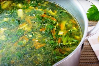 Крапивный суп — это традиционное блюдо русской кухни
