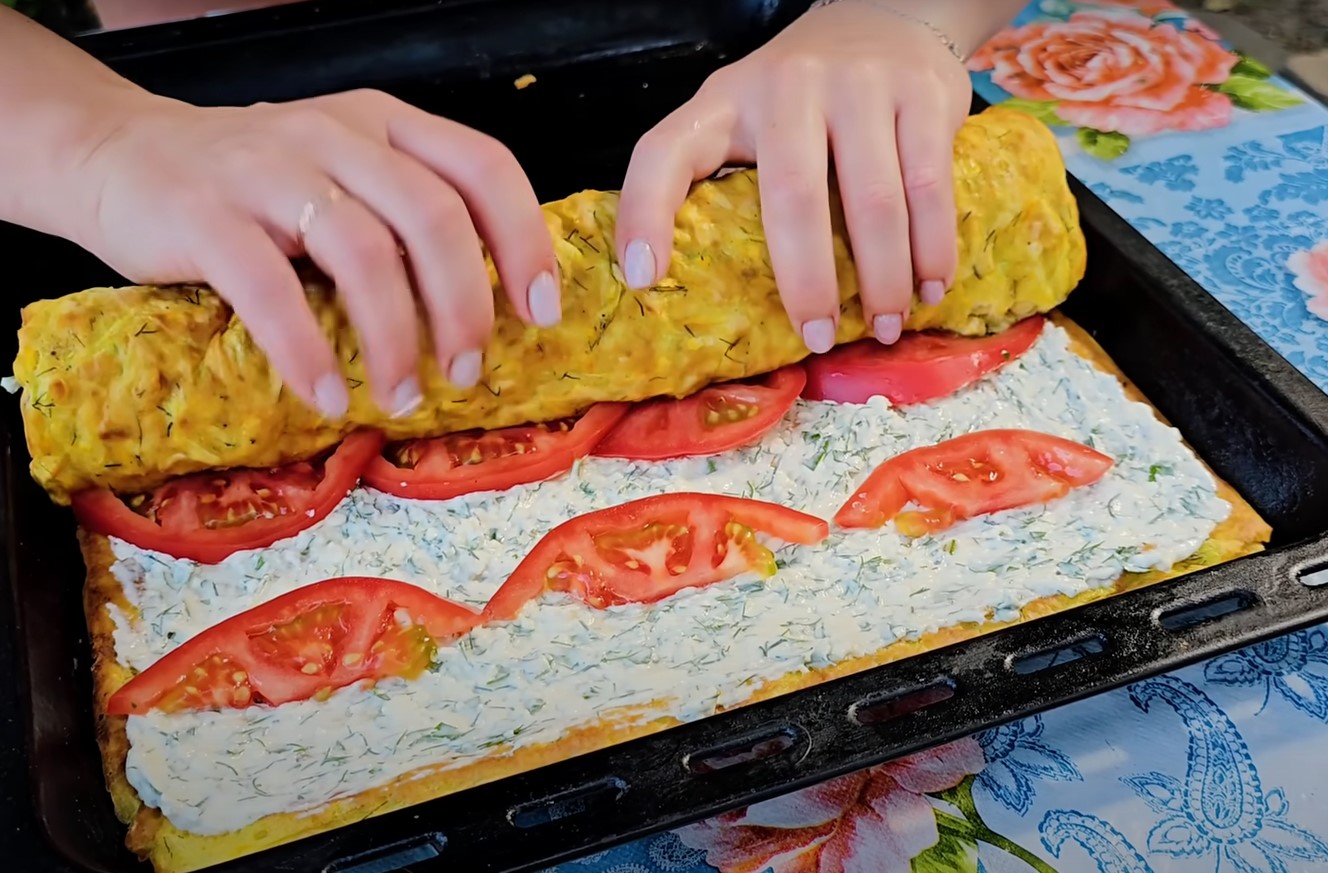 Сочный кабачковый рулет с грибной начинкой
