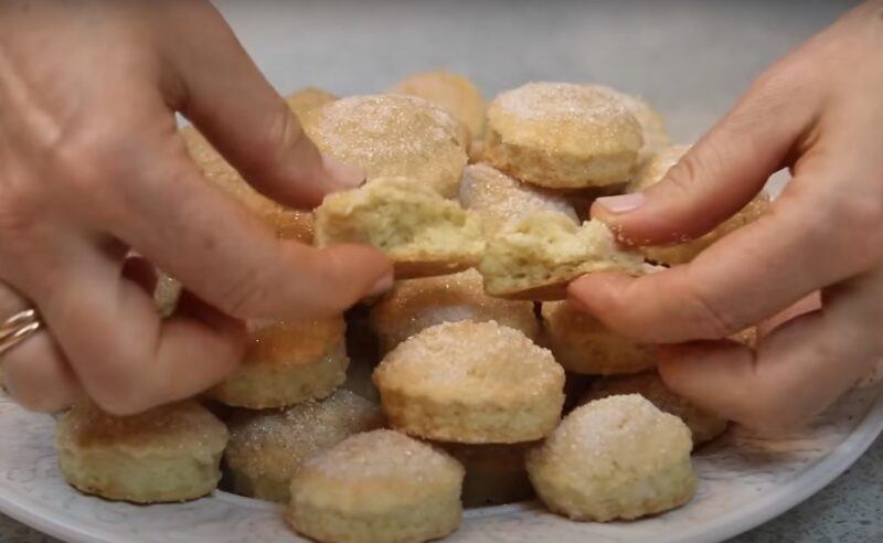 Нежное и рассыпчатое сахарное печенье. Рецепт палочка-выручалочка к чаю