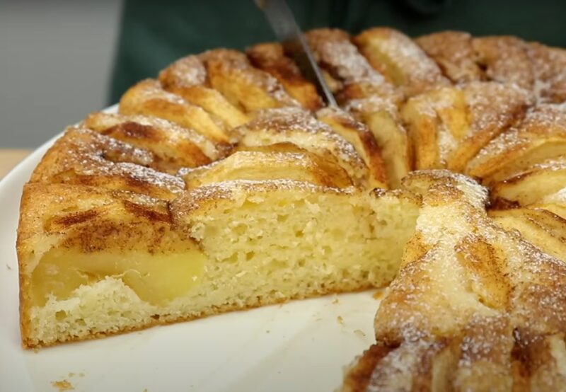 Много яблок и тесто на сметане. Нежный яблочный пирог "как у бабушки"