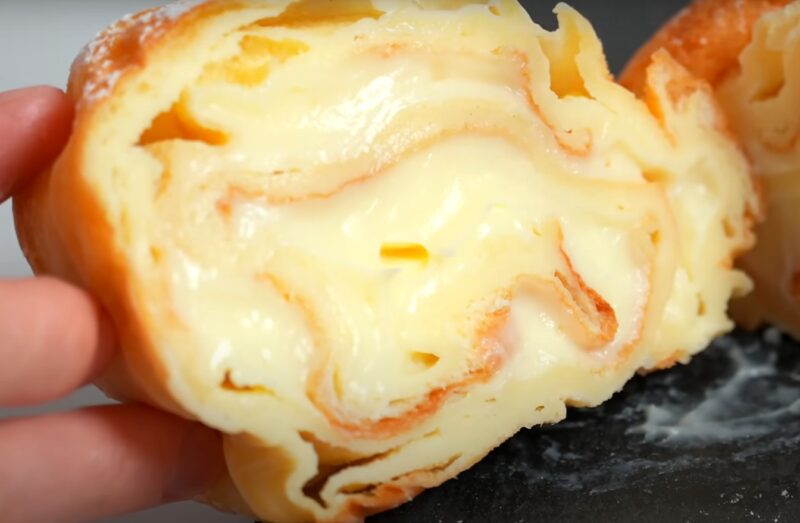 Просто выливаю тесто на противень. Проще рецепта не придумаешь: вкусный рулет с заварным кремом