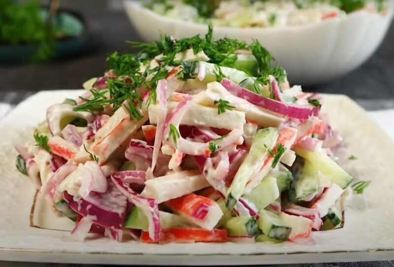 Крабовый салат "по-новому". 2 вкусных рецепта на все случаи жизни