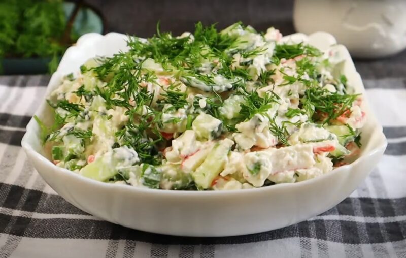 Крабовый салат "по-новому". 2 вкусных рецепта на все случаи жизни