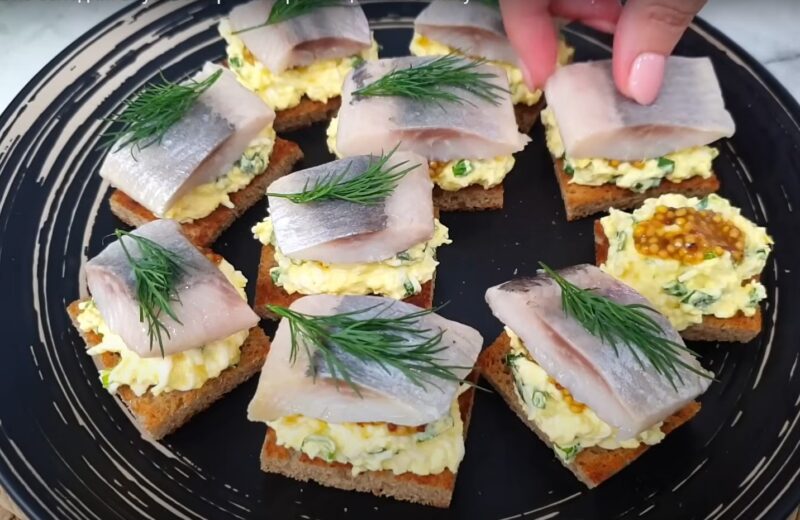 Такая закуска из селёдки вкуснее красной икры. Простой рецепт аппетитных бутербродов за 3 минуты