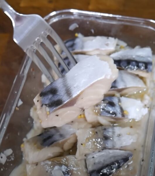 Дешёвая скумбрия вкуснее красной рыбы. Рецепт за 30 минут: как быстро засолить скумбрию у себя дома
