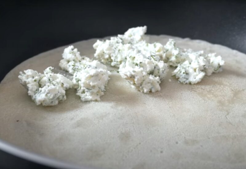 Просто наливаю тесто на сковороду. Вкусные и очень простые лепешки с творогом