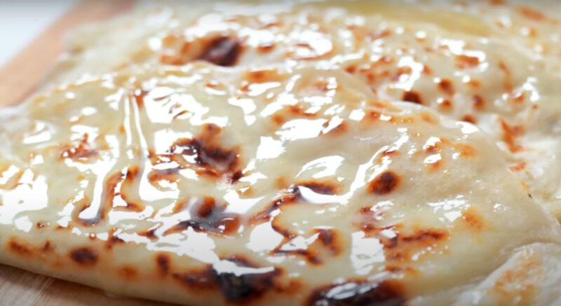 Просто наливаю тесто на сковороду. Вкусные и очень простые лепешки с творогом