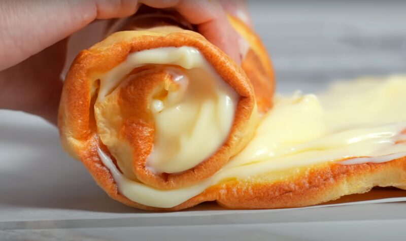 Просто выливаю тесто на противень. Проще рецепта не придумаешь: вкусный рулет с заварным кремом
