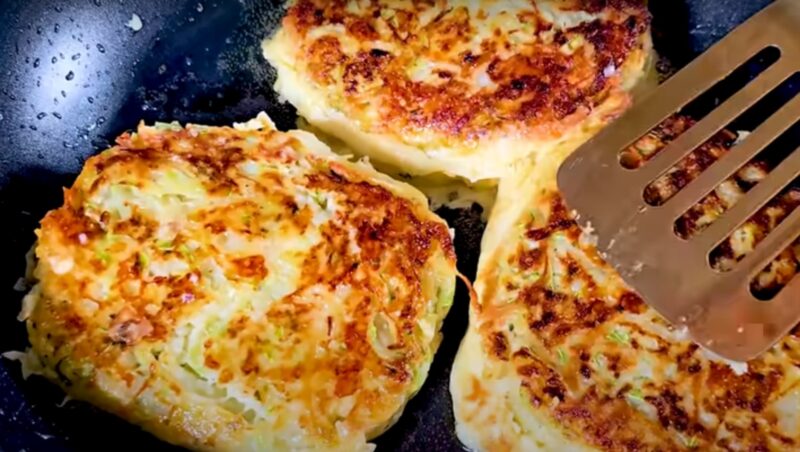 Кабачки и картошка вкуснее мяса. Готовлю эти оладьи вместо котлет: идеальный летний рецепт