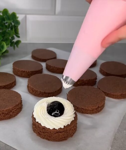 Красивые сладкие пирожные с кремом и джемом. Изысканный десерт: вкус словами не передать