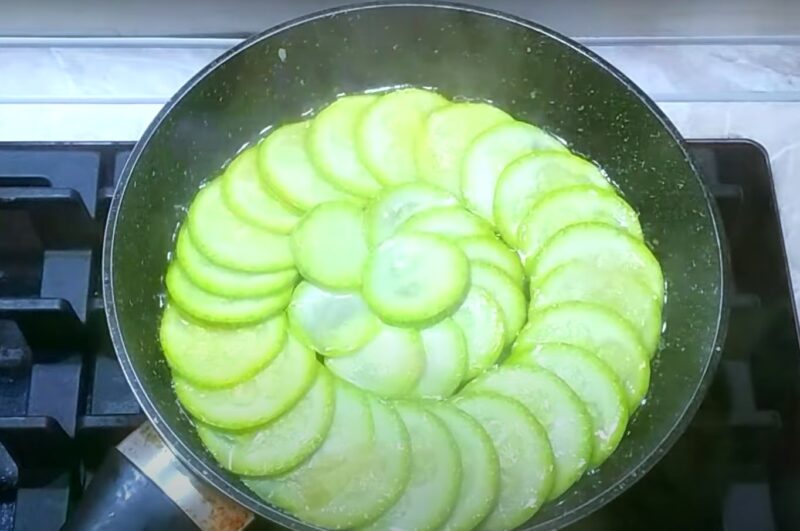 Подруга из Италии поделилась рецептом. Нежная и сочная кабачковая пицца: буду так готовить всё лето