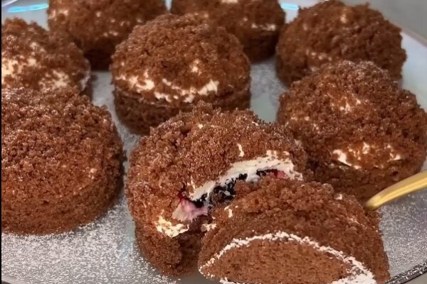 Красивые сладкие пирожные с кремом и джемом. Изысканный десерт: вкус словами не передать