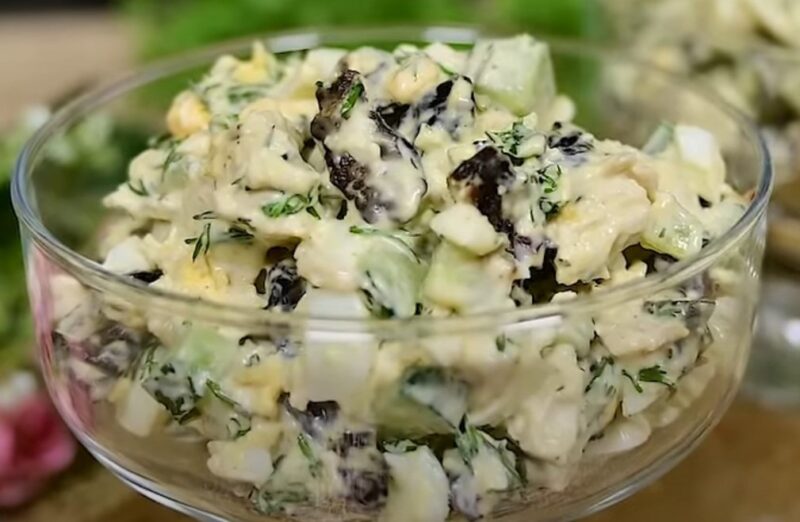 Салат "Фифа". Простой, но такой вкусный: всего 4 ингредиента в составе и 15 минут на готовку
