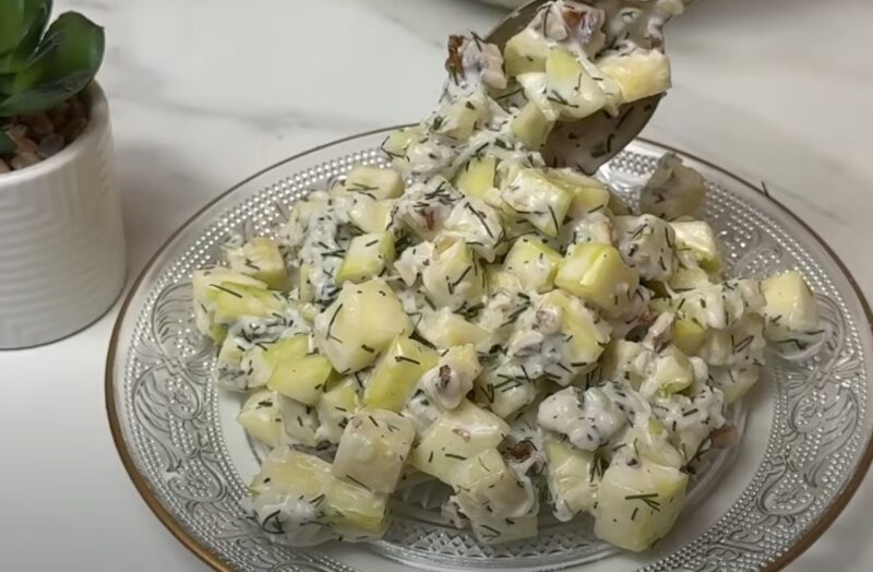 Шеф-повар поделился рецептом: кабачки без жарки, а вкус – как в дорогом ресторане. Салат удивляет даже гурманов