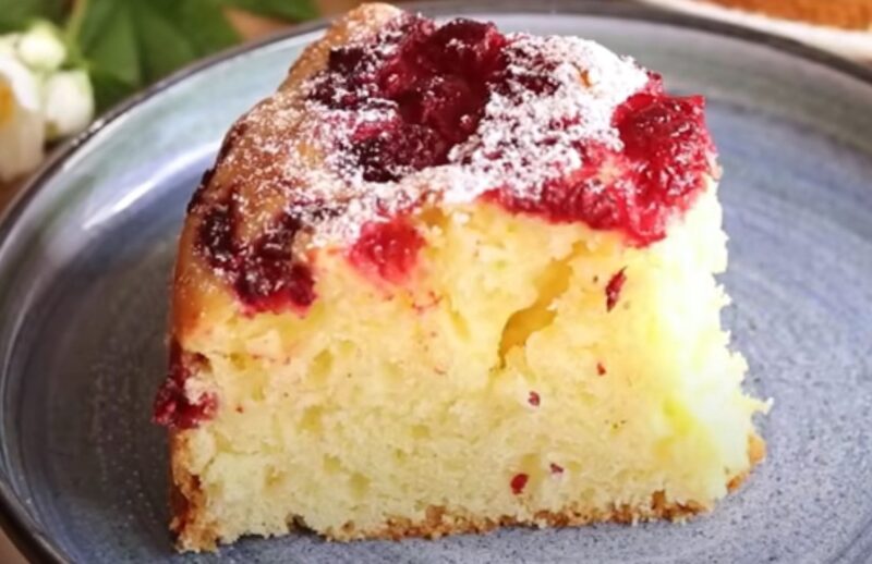 Вкус детства. Пирог на сметане с ягодами – нежность в каждом кусочке