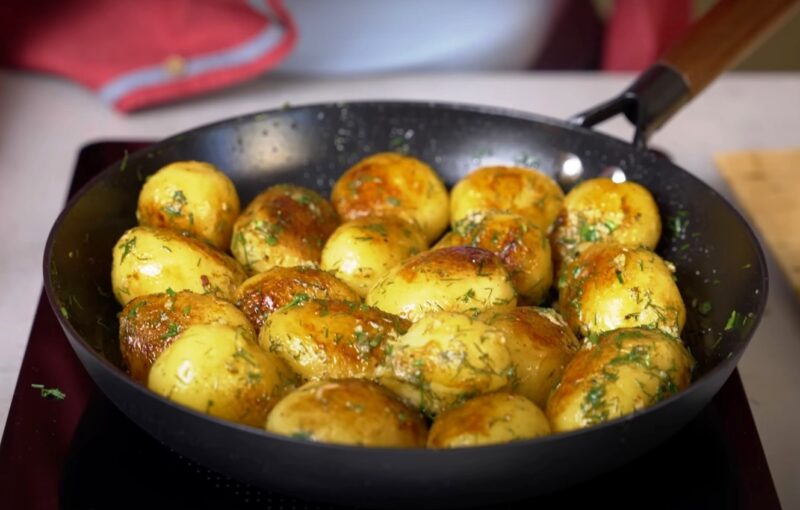 Молодая жареная картошка. Настолько вкусно, что вы влюбитесь в это блюдо: универсальный гарнир для любого праздничного стола