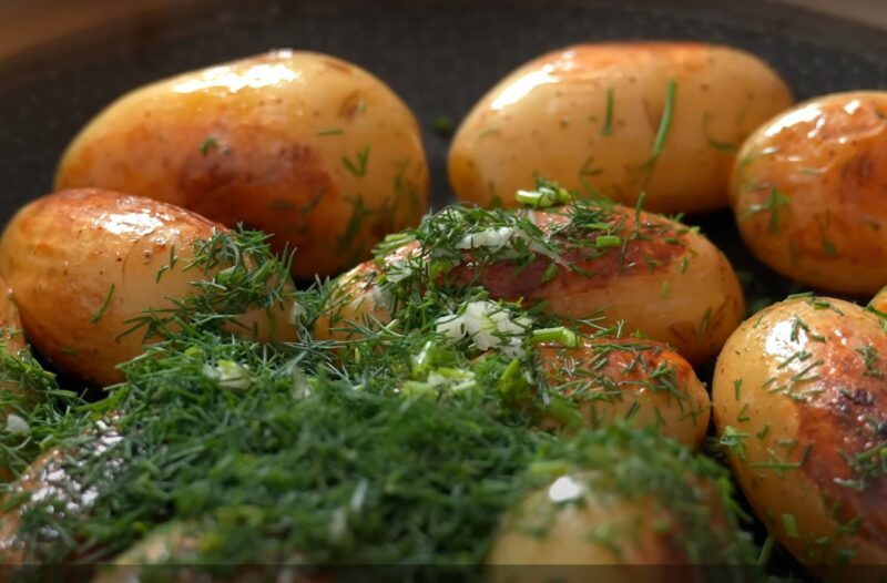 Жареная картошка, как в детстве, но еще вкуснее! Маленький трюк с маслом и укропом и обычный гарнир становится шедевром