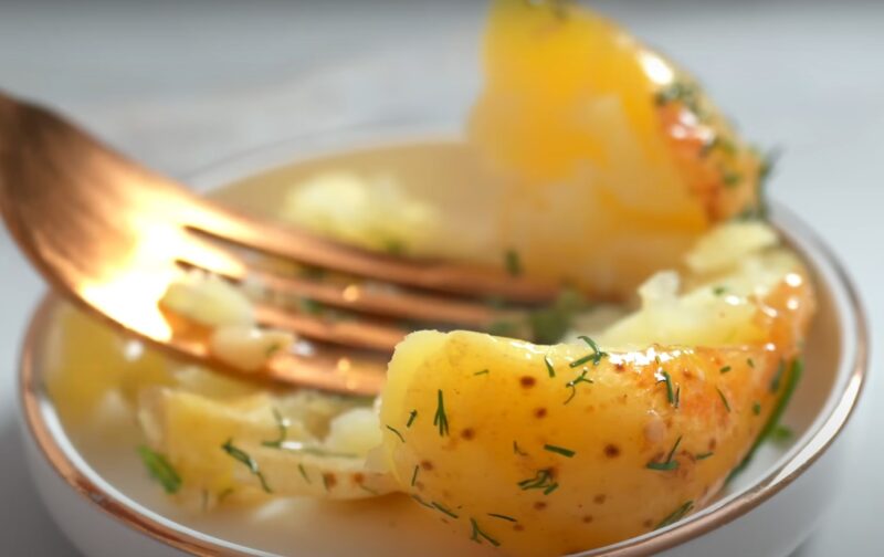 Жареная картошка, как в детстве, но еще вкуснее! Маленький трюк с маслом и укропом и обычный гарнир становится шедевром