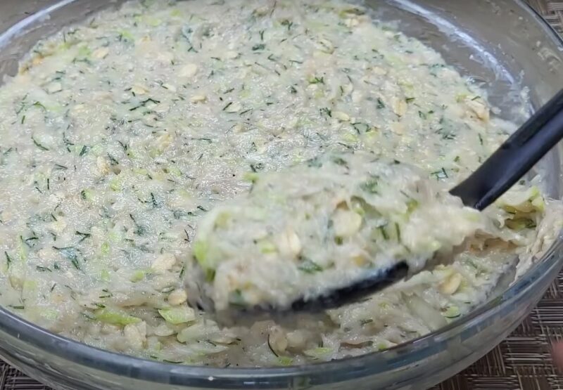 Летом самое то: подсели всей семьей на эту вкуснятину. Нежные и сочные котлетки из кабачков