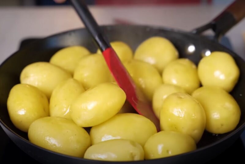 Молодая жареная картошка. Настолько вкусно, что вы влюбитесь в это блюдо: универсальный гарнир для любого праздничного стола