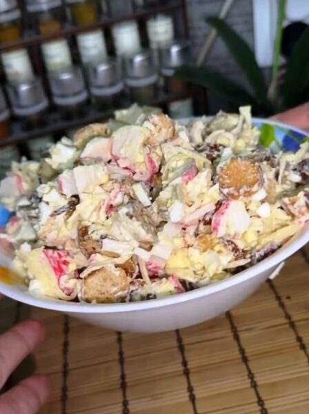 «Королевский» салат с крабовыми палочками: быстрый рецепт, который удивит гостей своим вкусом!