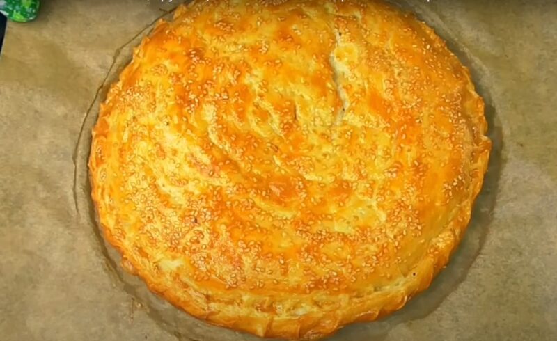 Ломается с хрустом, а внутри – мясной сюрприз. Рецепт сочного слоеного пирога из простых продуктов