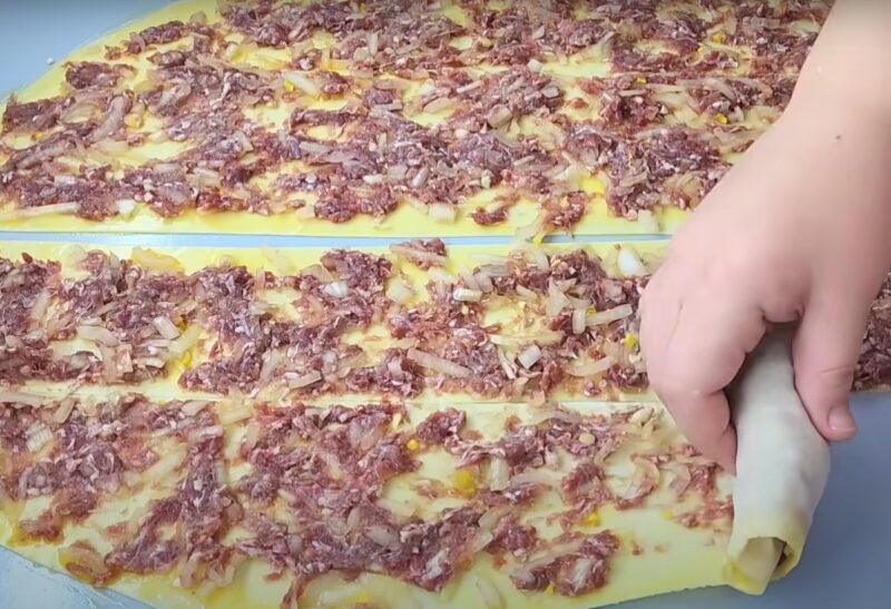 Секрет шеф-повара: как испечь идеальные слоеные пироги с мясом, от которых невозможно оторваться!