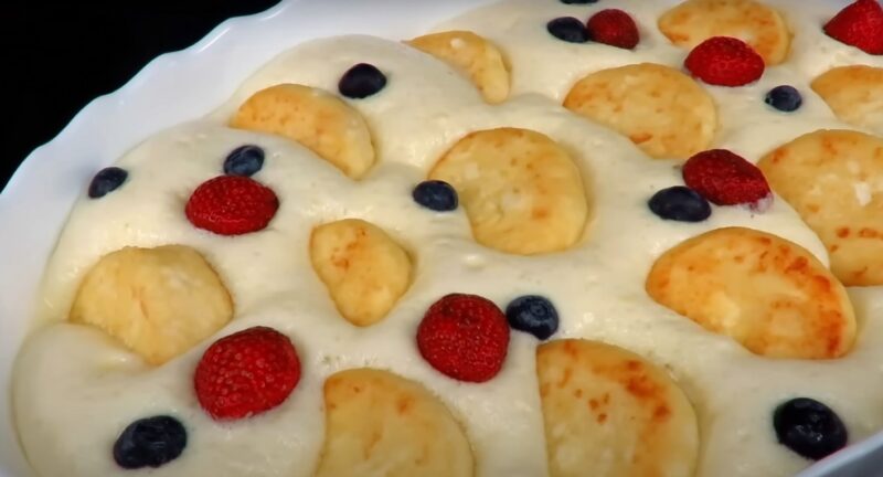 Нежнее не придумаешь. Вкусные сырники в сметанной заливке на завтрак: полезный десерт с творогом