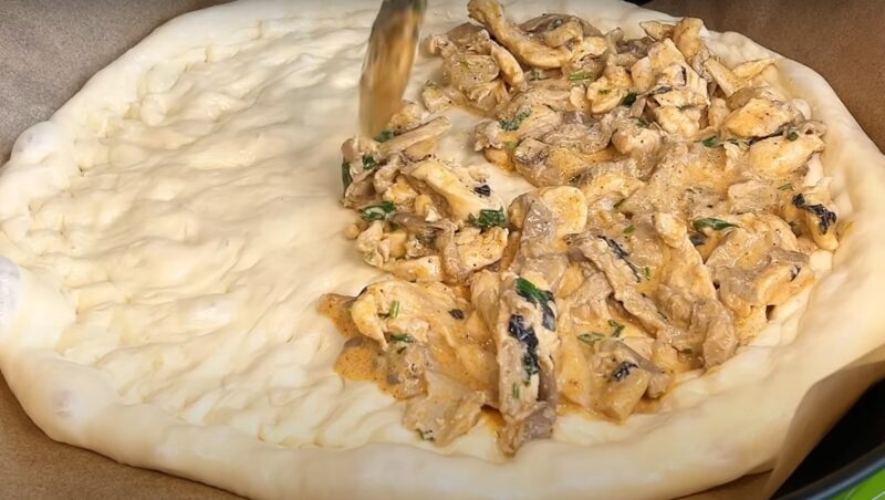 Тонкое тесто, хрустящие бортики и сочная курица с грибами. Рецепт идеальной пиццы